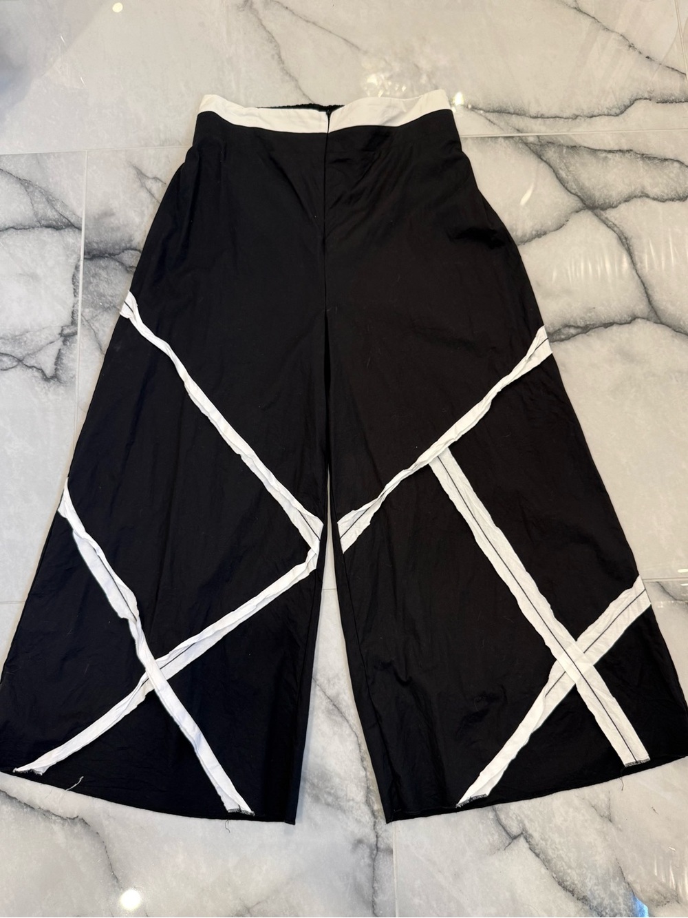 Ozai N Ku Black and White Pants. Size M.
